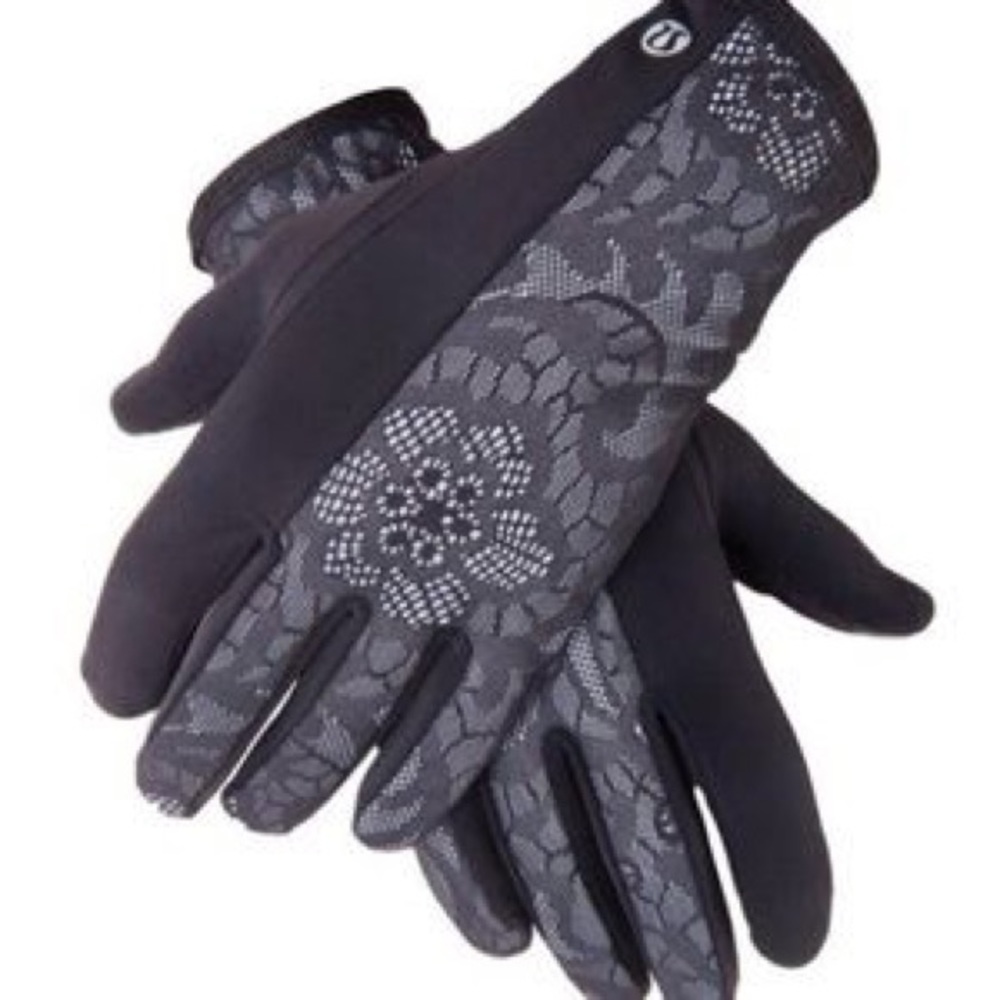 ISO lululemon frosty run reflective gloves or mittens